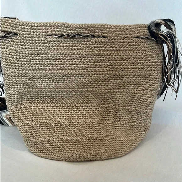 Elegant Cream and Black Handcrafted Bucket Bag - Picture 5 of 7